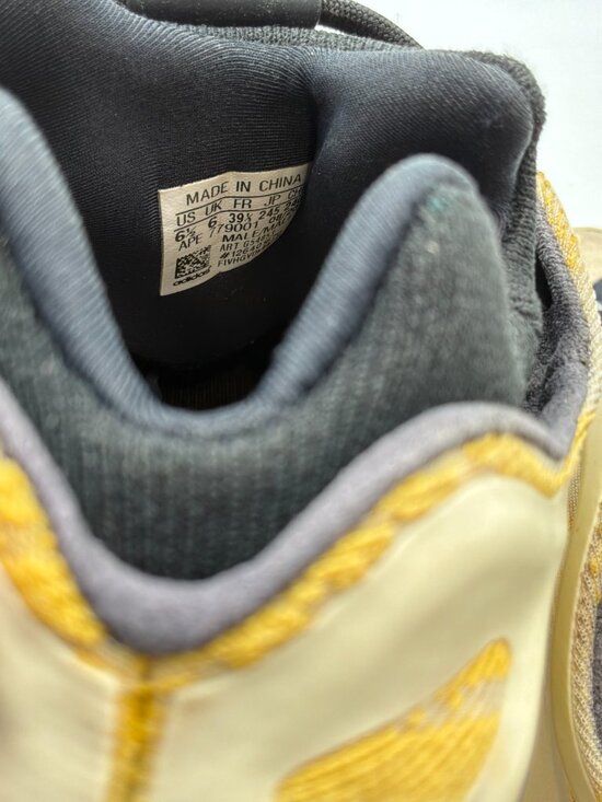 Adidas Yeezy 700 V3 Safflower Men\'s Size 6.5 Sneakers G54853 Low Top main image 6